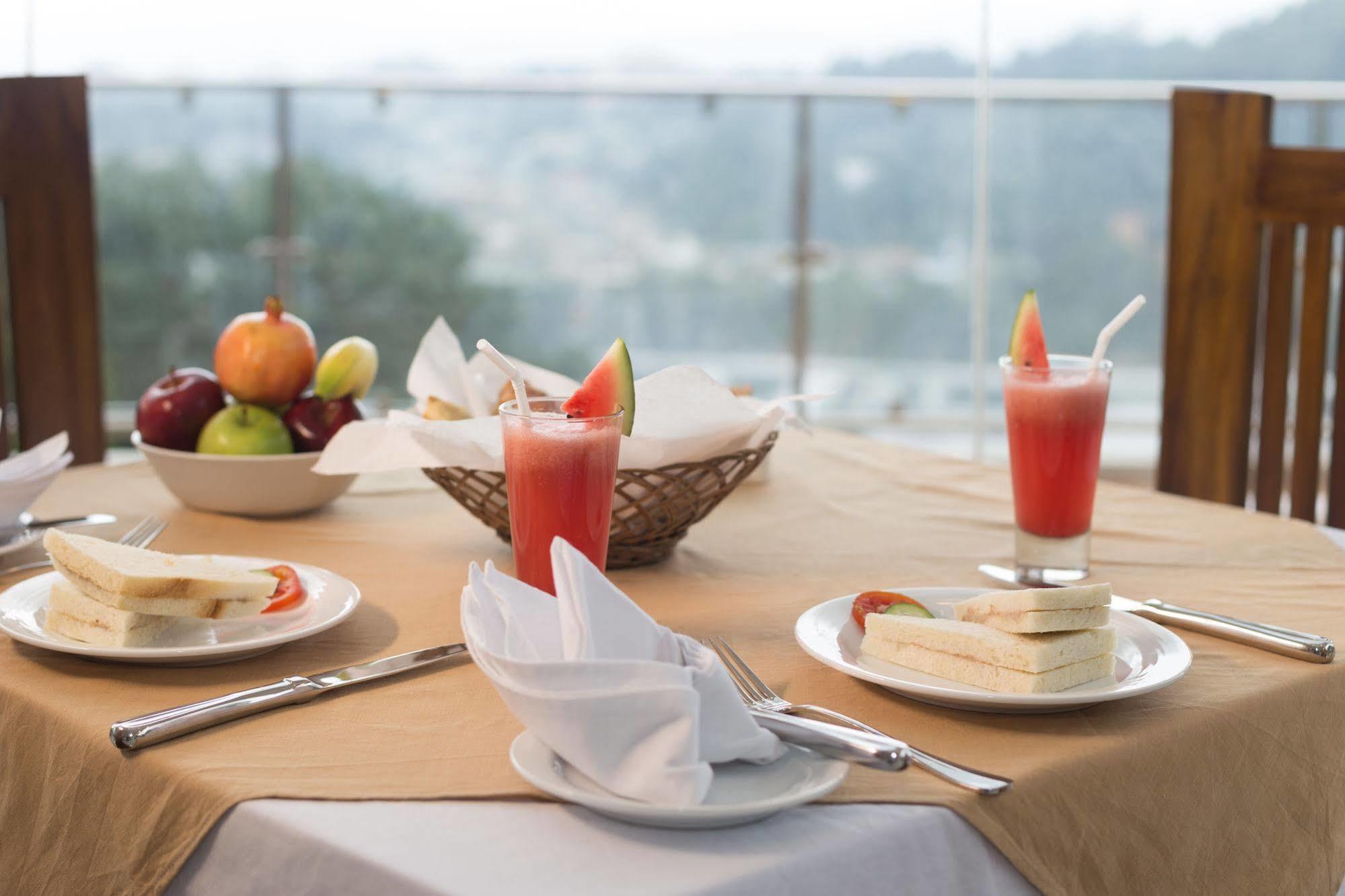 Sandriana Lake View Hotel Kandy Exterior foto